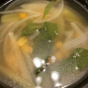 新玉と小松菜のコンソメスープ